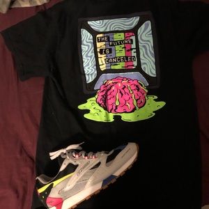 Graphic Tee & Reebok shoes size 9